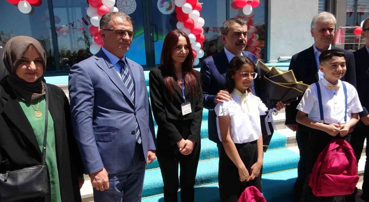 Milli Eğitim Bakanı Tekin, Erciş Bilim ve Sanat Merkezinin açılışını yaptı