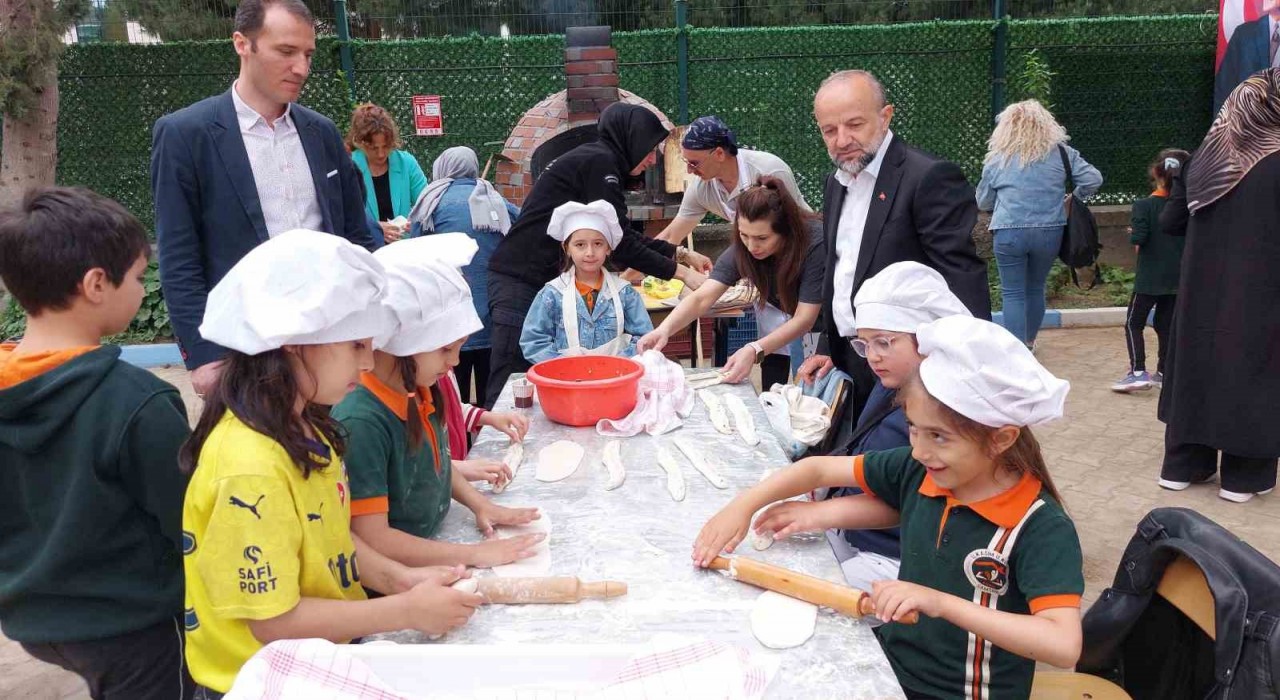 Minik eller okul bahçesinde hamur açıp kıymalı pide hazırladılar
