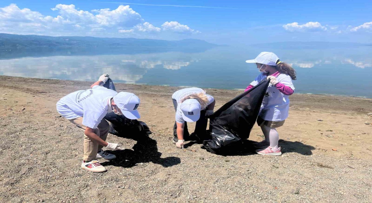 Minik gönüllülerden İznikte sahil temizliği