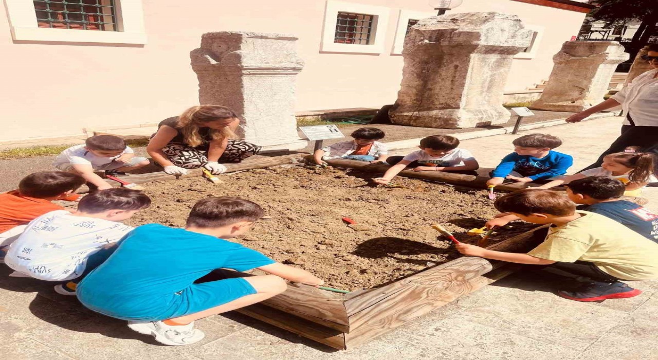 Minik öğrenciler temsili arkeolojik kazı çalışması yaptı