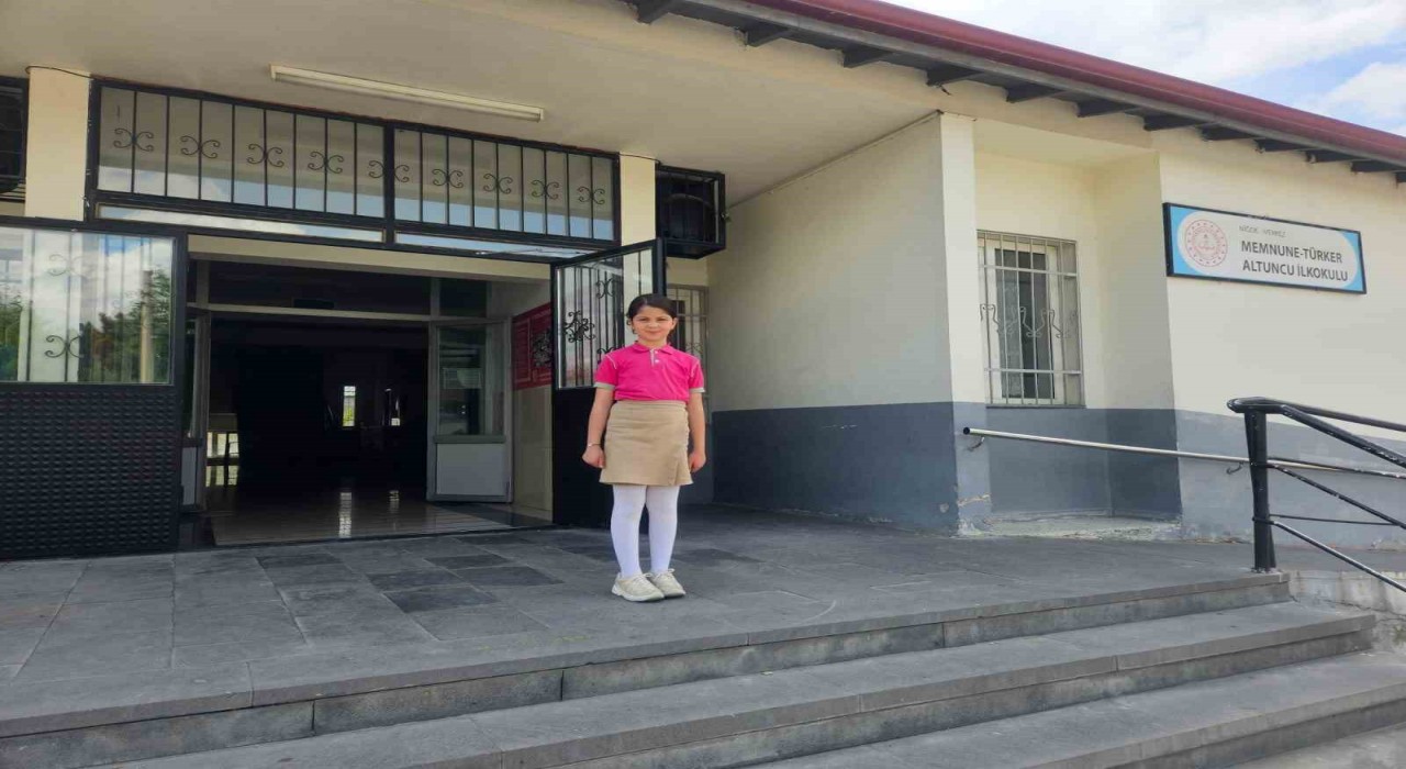 Minikler işaret diliyle şiir okudu