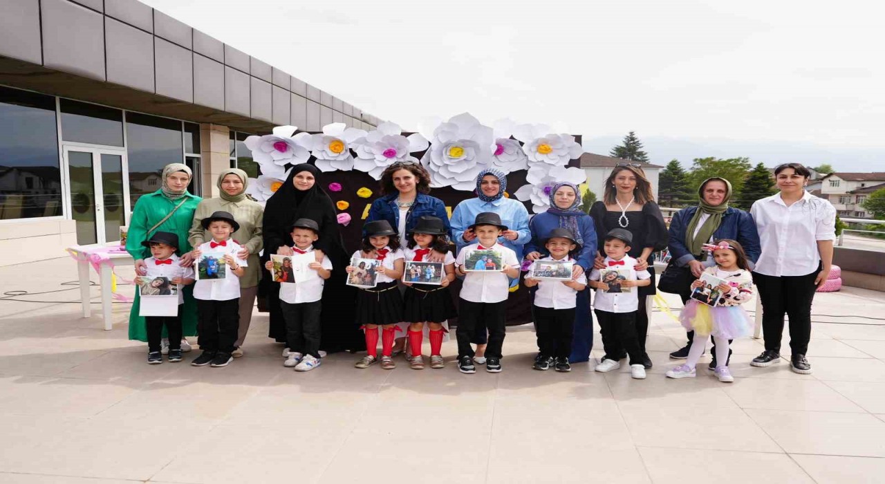 Miniklerden annelerine özel gösteri