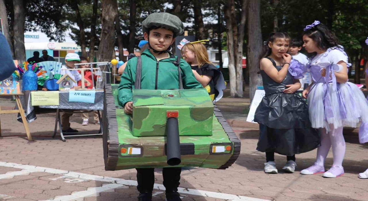 Miniklerden geri dönüşüm defilesi