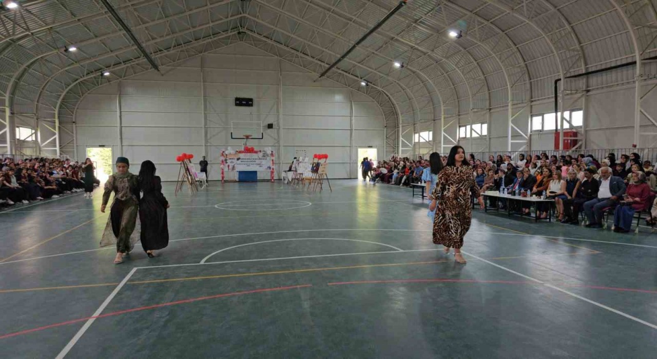 Moda bölümü öğrencileri tasarladıkları giysileri sergiledi