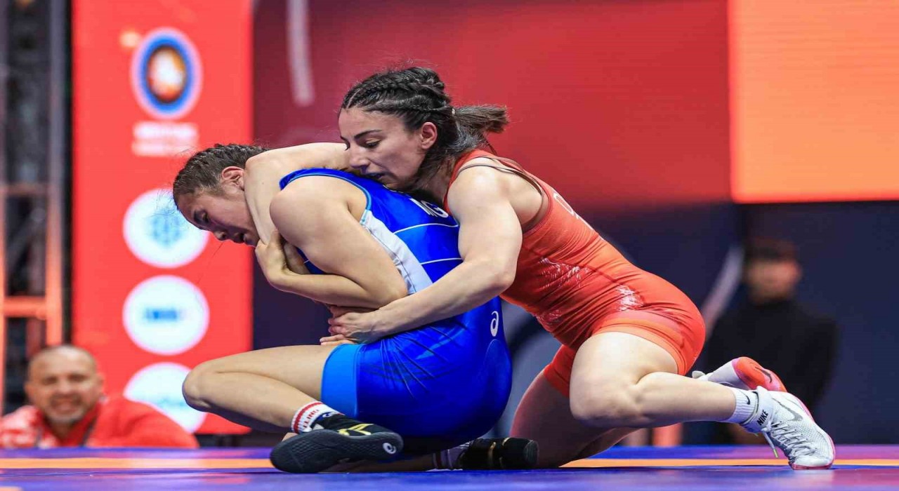 Moğolistanda milli kadın güreşçilerden 1 gümüş ve 1 bronz