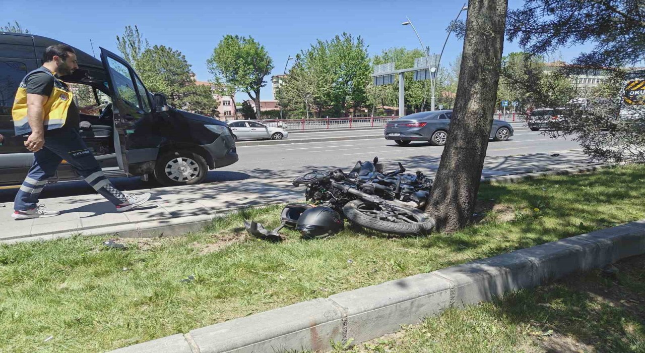 Motosiklet servise çarptı: 2 yaralı