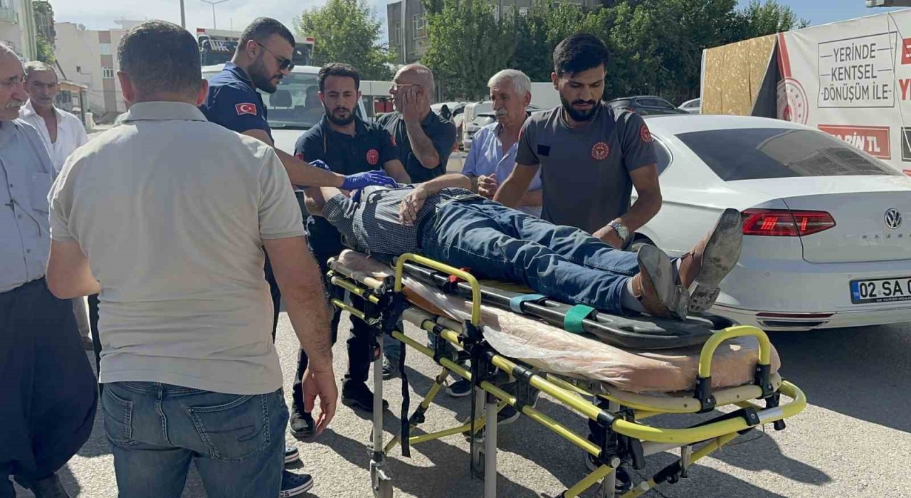 Motosikletin çarptığı yaya yaralandı