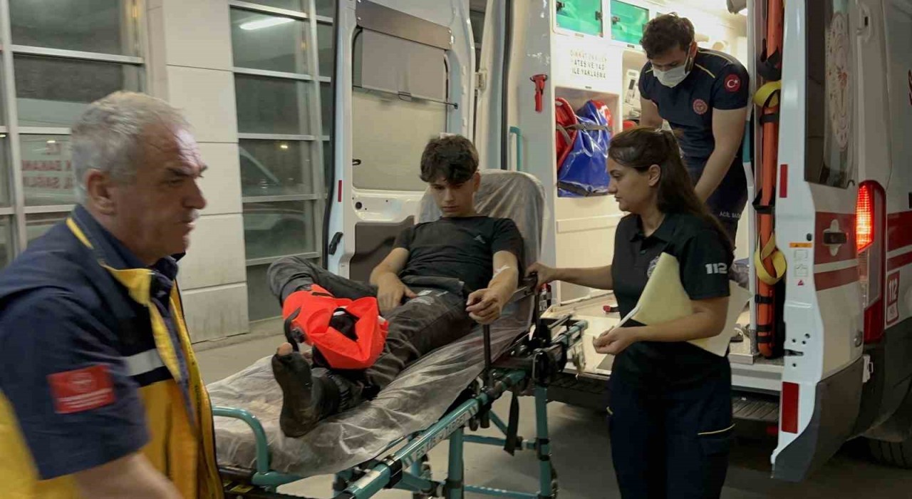 Motosikletten düşen genç yaralandı