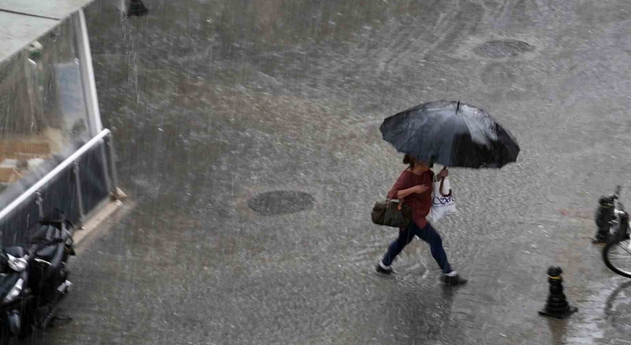 Muğlada beklenen yağış erken geldi, vatandaşlar hazırlıksız yakalandı