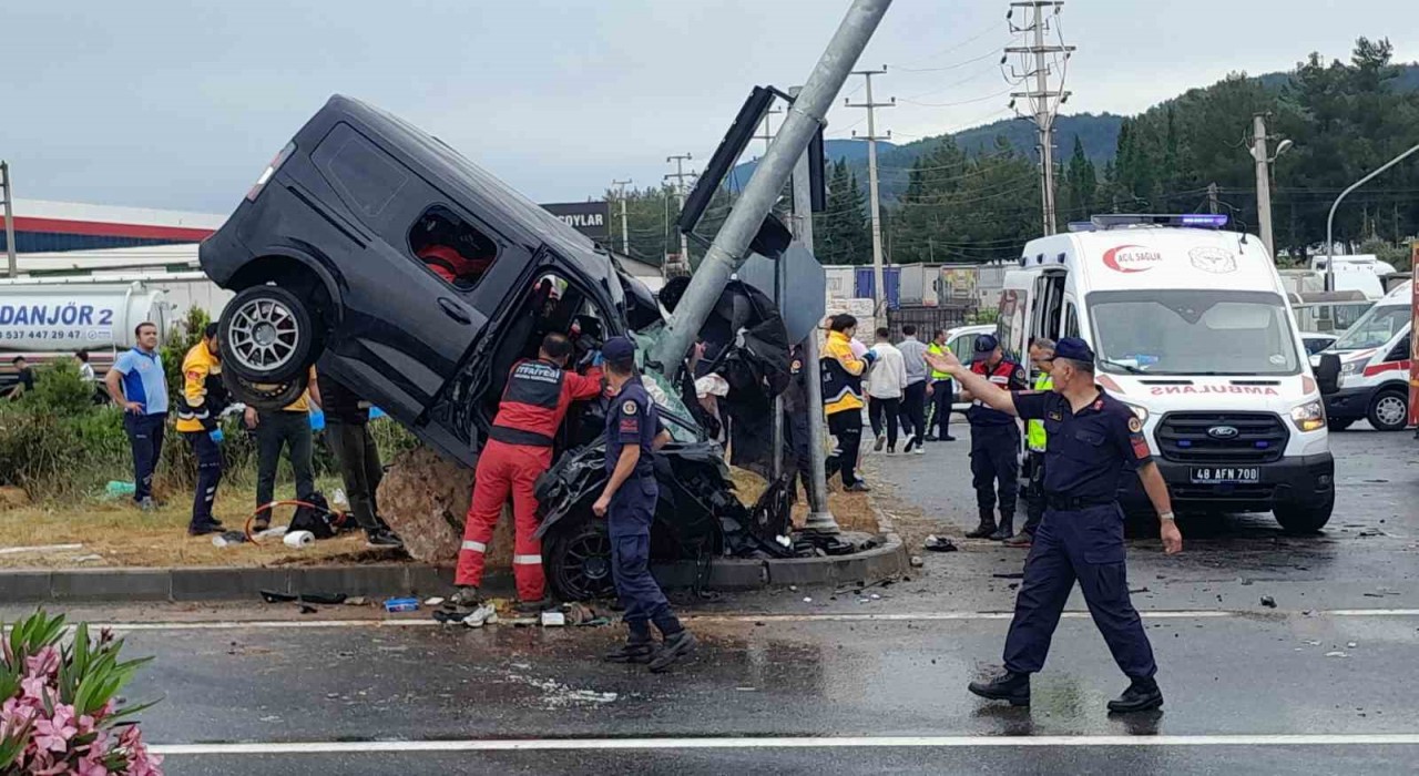 Muğlada trafik kazası: Araç direğe çarpıp havada asılı kaldı