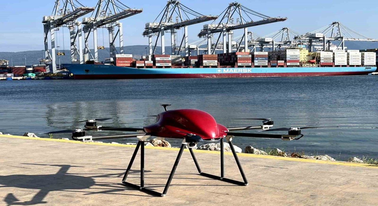 Mühendis çiftten çok amaçlı dron: Aydınlatıyor, yıkıyor, yangın söndürüyor