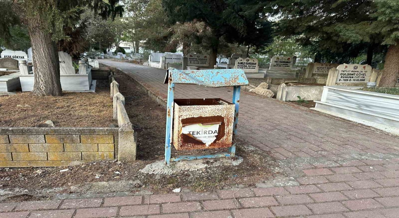 Muratlı Mezarlığındaki çöp kovaları yenilenmeyi bekliyor