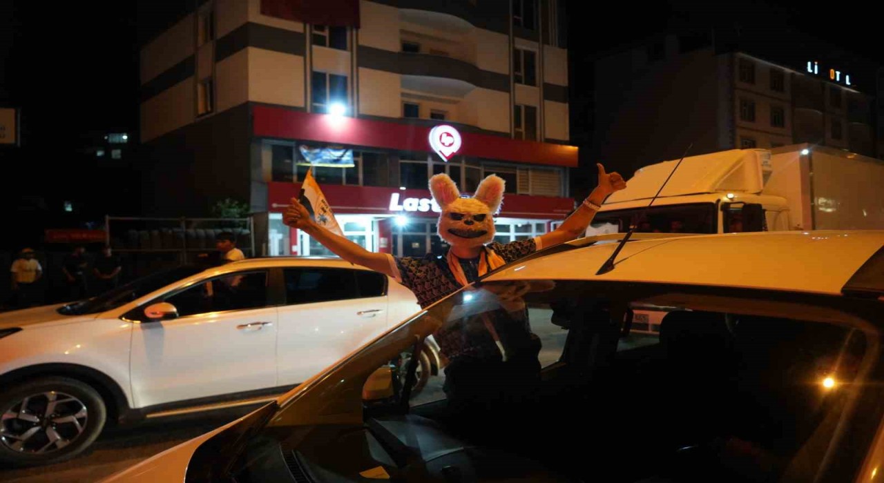 Muşsporun şampiyonluk kupası coşkuyla karşılandı