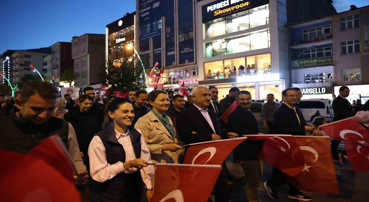 Muşta meşaleli gençlik yürüyüşü düzenlendi