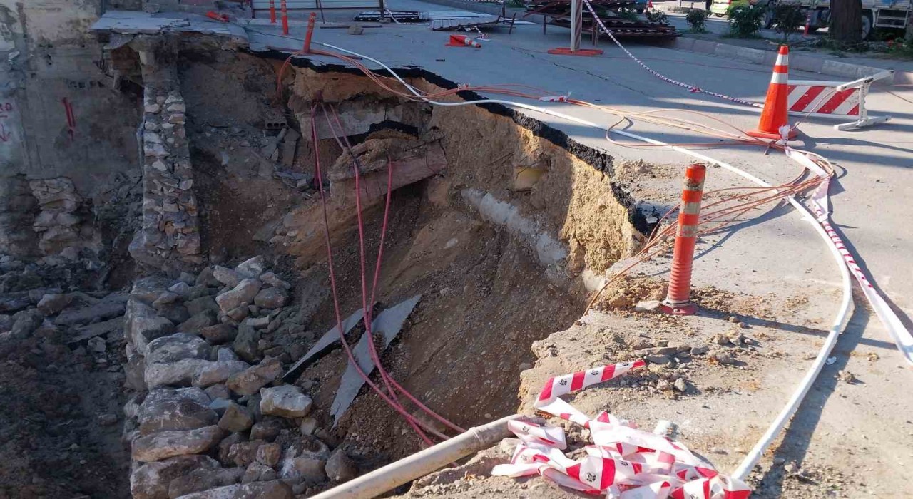 Mutta köprü ve yol kısmen çöktü, çevre esnafı mağdur oldu