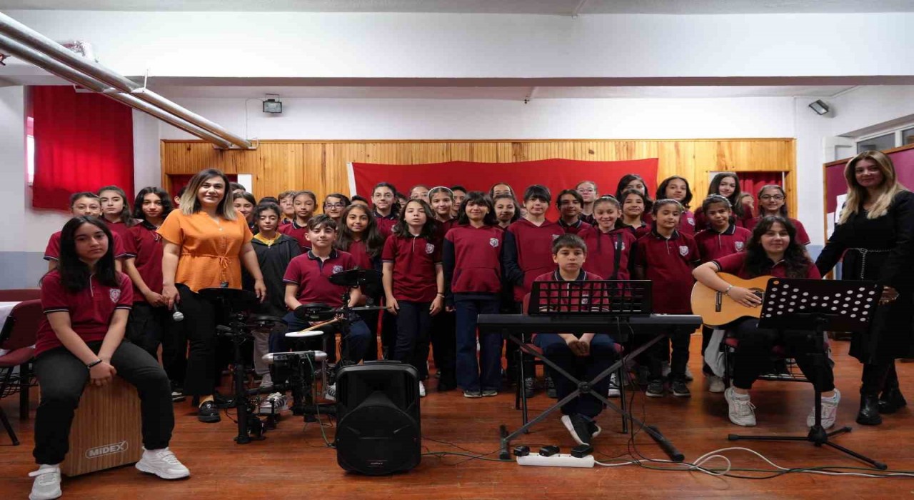 Müzik sınıfında öğrenciler; kentin müzik kültürünü yaşatıyorlar
