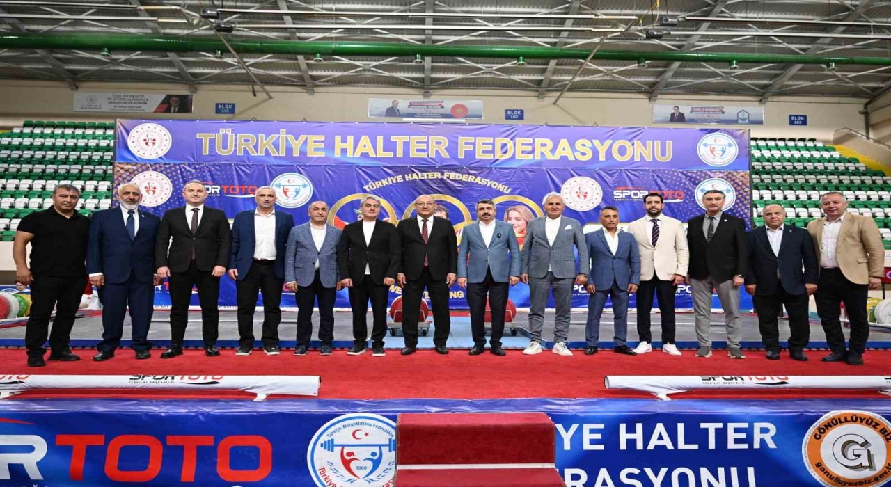 Naim Süleymanoğlu Spor Kompleksinde halter rüzgarı