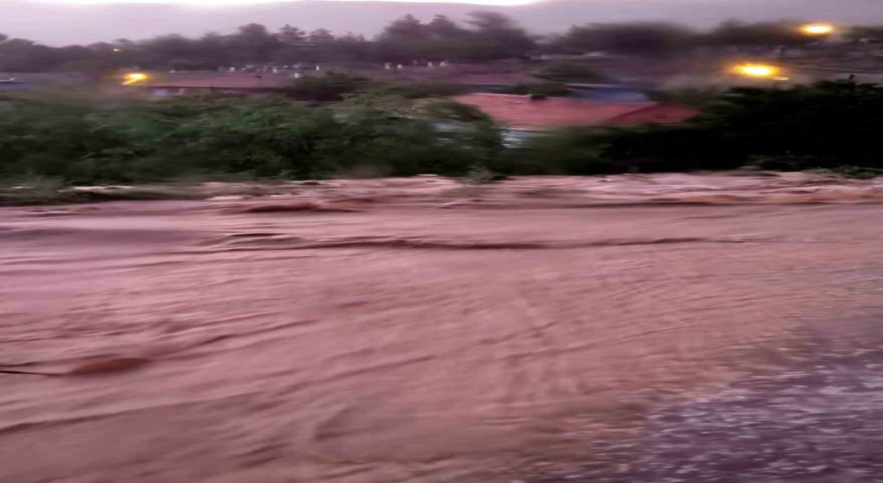 Nallıhanda etkili olan sağanak sele neden oldu