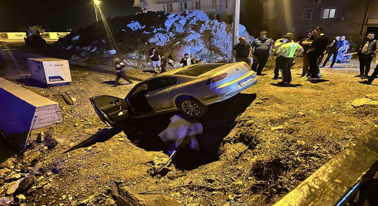 Navigasyon mağduru sürücünün kullandığı otomobil yıkımı yapılan bina arazisine uçtu