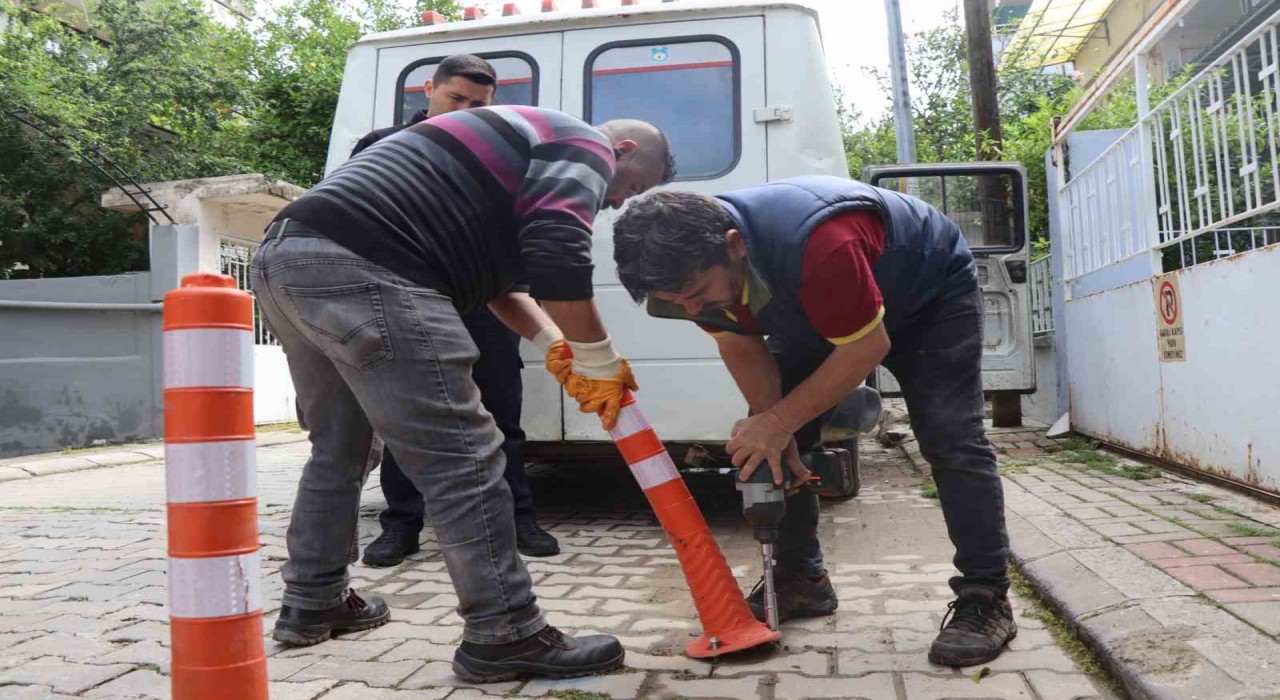 Nazillide izinsiz asılan tabela ve dubalara söküldü