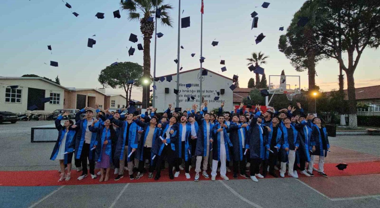 Nazillide meslek liselilerinin mezuniyet sevinci