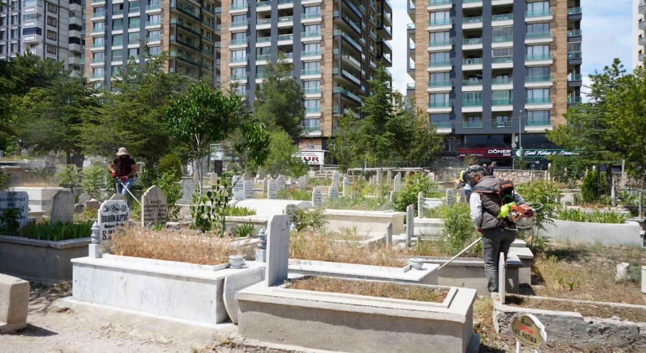Niğde Belediyesinden bayram öncesi mezarlık temizliği ve bakımı