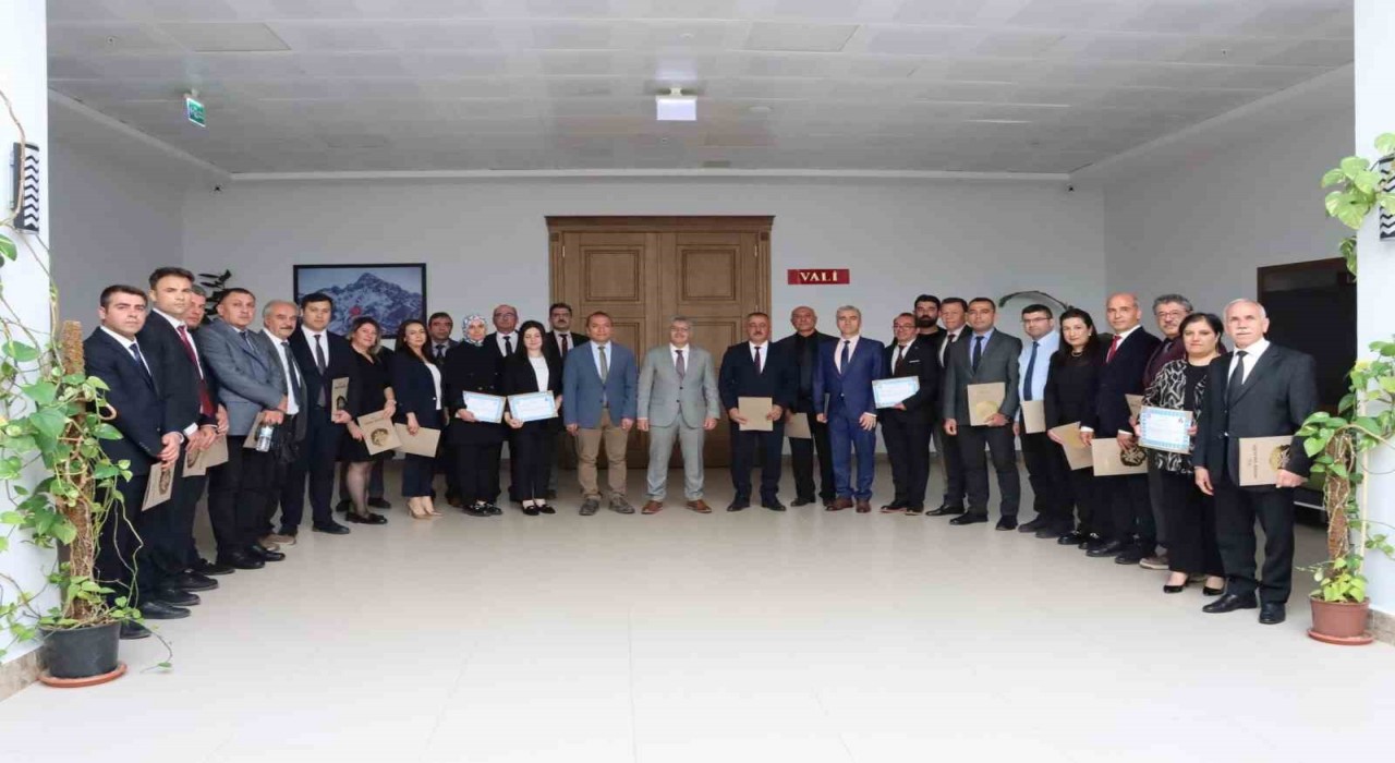 Niğde Valisi Çelikten Tarım İl Müdürlüğü personeline başarı belgesi