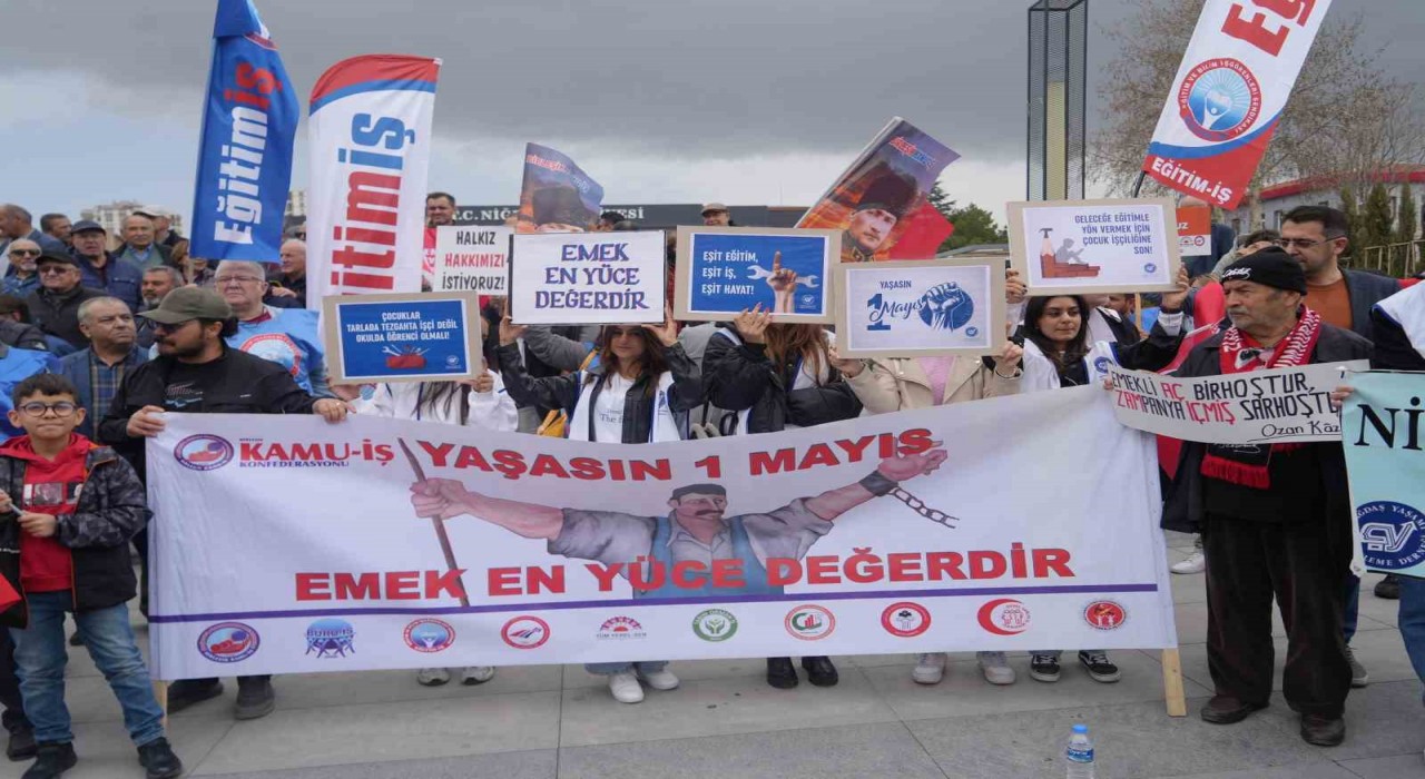 Niğdede 1 Mayısı halaylar çekerek kutladılar