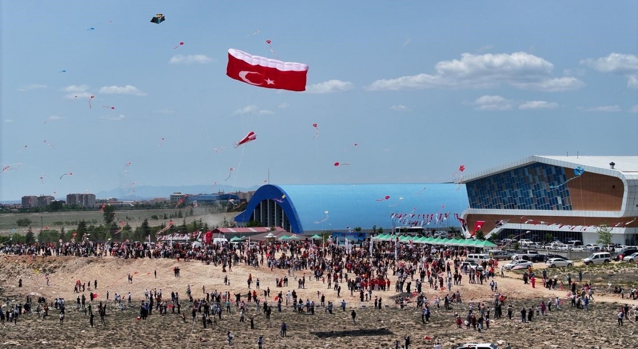 Niğdede 19 Mayıs coşkusu Uçurtma Şenliği ile zirveye ulaştı