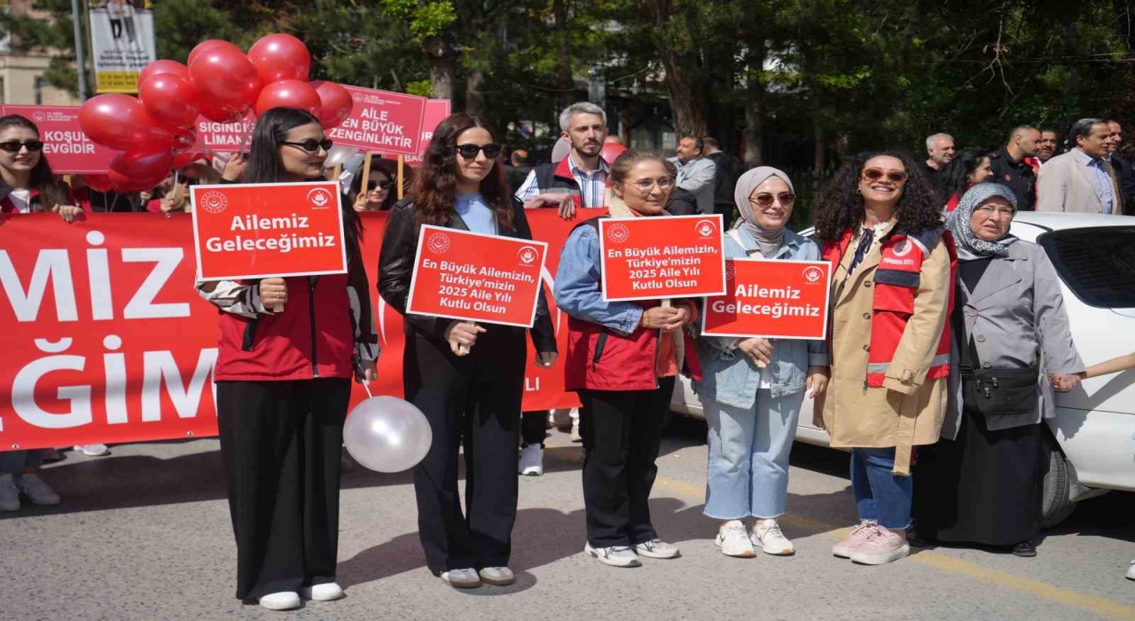 Niğdede Aile Yılı yürüyüşü gerçekleştirildi