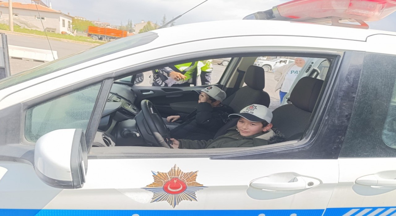 Niğdede öğrenciler ve sürücülere trafik eğitimi verildi