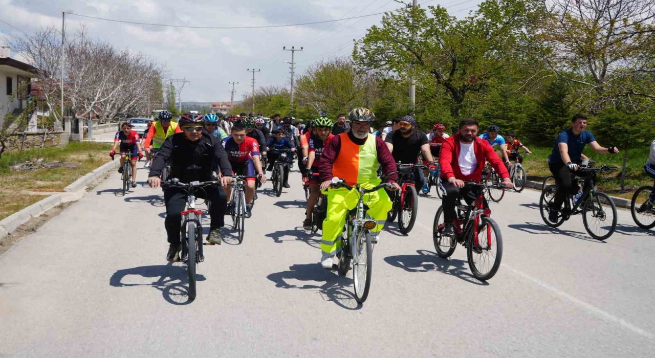 Niğdenin tarihi rotasında yüzlerce sporcu pedal çevirdi