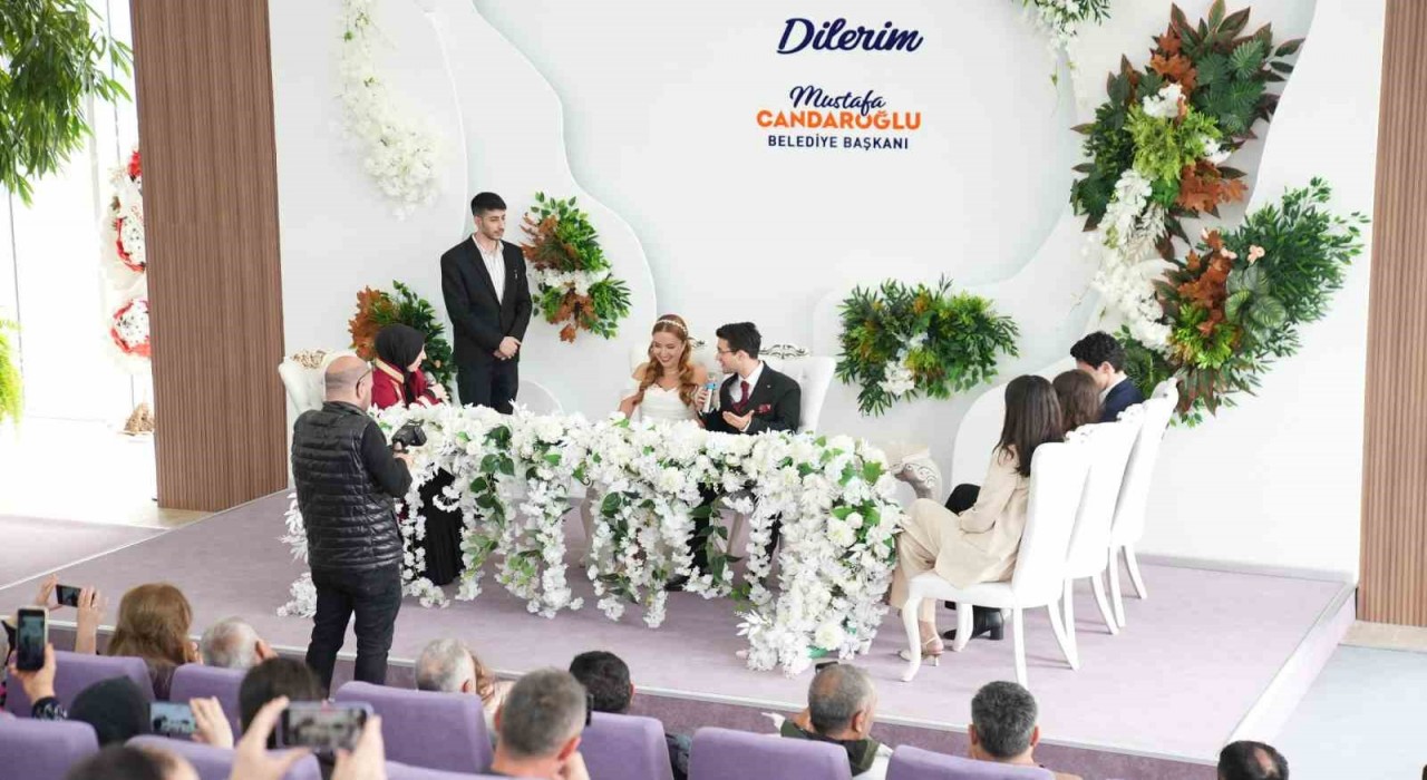 Nikah salonunda ilk önce kız istendi, ardından nikah kıyıldı