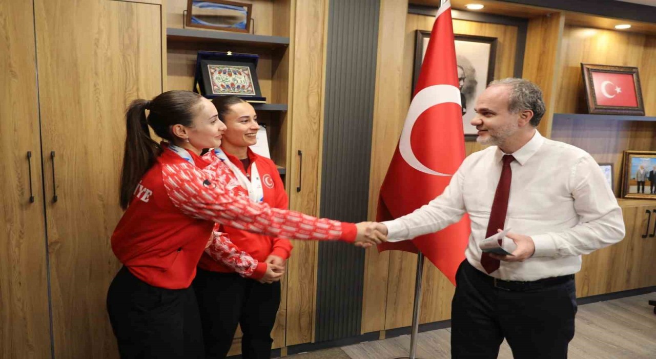 NÖHÜ mezunu milli sporculardan Rektör Usluya ziyaret
