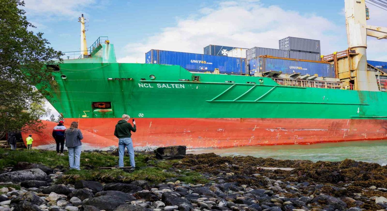 Norveçte dev kargo gemisi kıyıdaki evin bahçesine girerek karaya oturdu