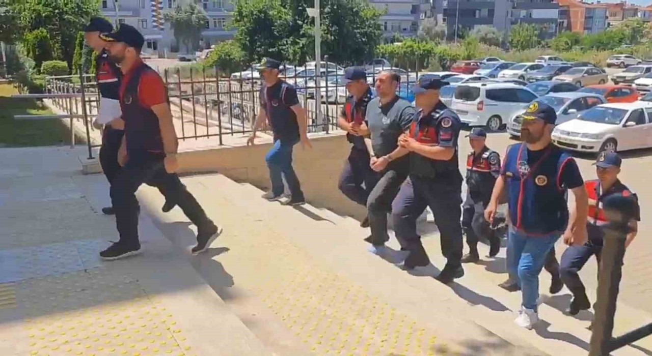 Ödemişte 10 ayrı suçtan 124 yıl hapisle aranıyordu, jandarmadan kaçamadı