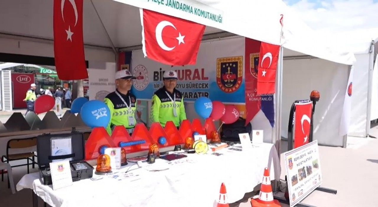 Ödemişte Jandarma trafik ekiplerinden fuar alanında bilgilendirme standı