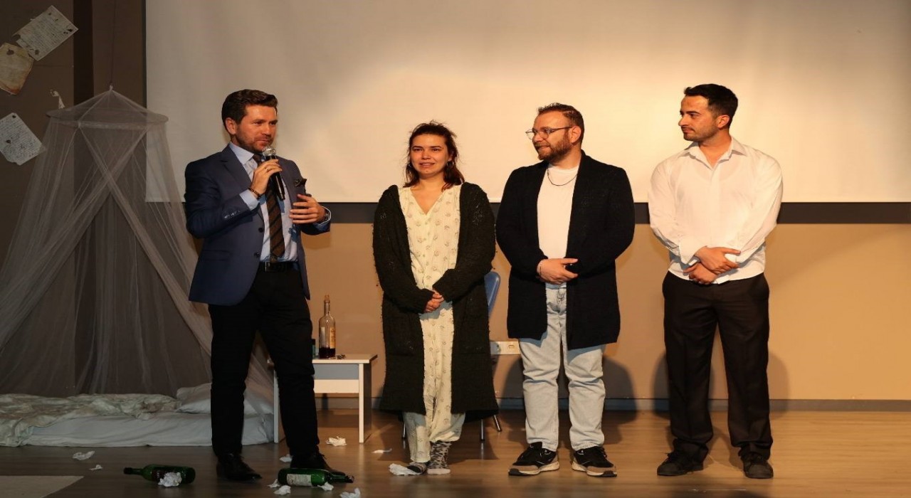 Ödüllü tiyatro oyunu Tavasta seyirciyle buluştu