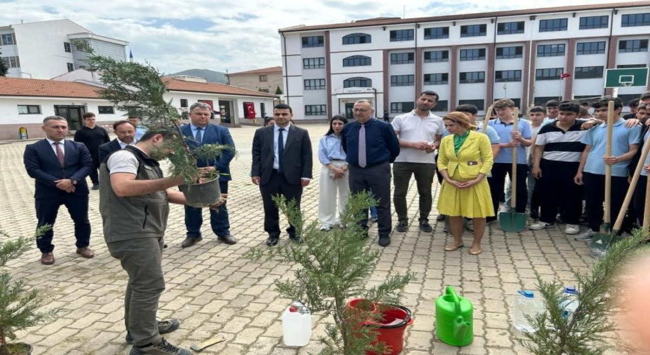 Öğrenciler gelecekleri için fidan diktiler