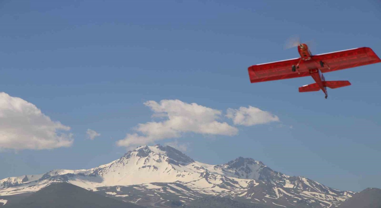 Öğrenciler gökyüzünde yarıştı