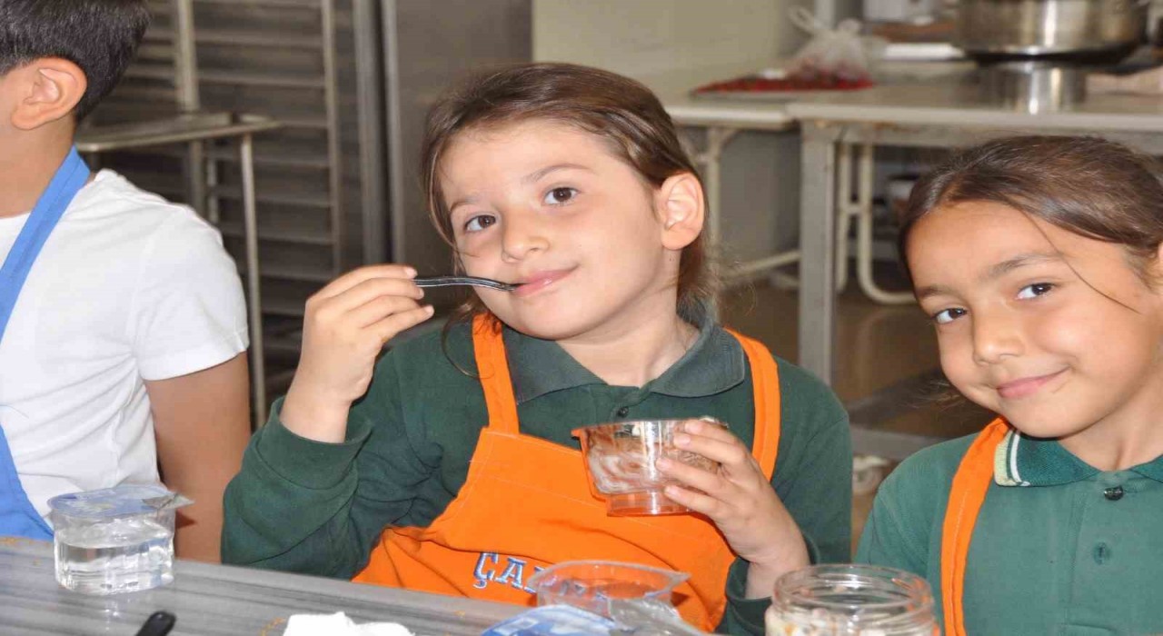 Öğrenciler kendi yaptıkları tatlıların lezzetine tam not verdi