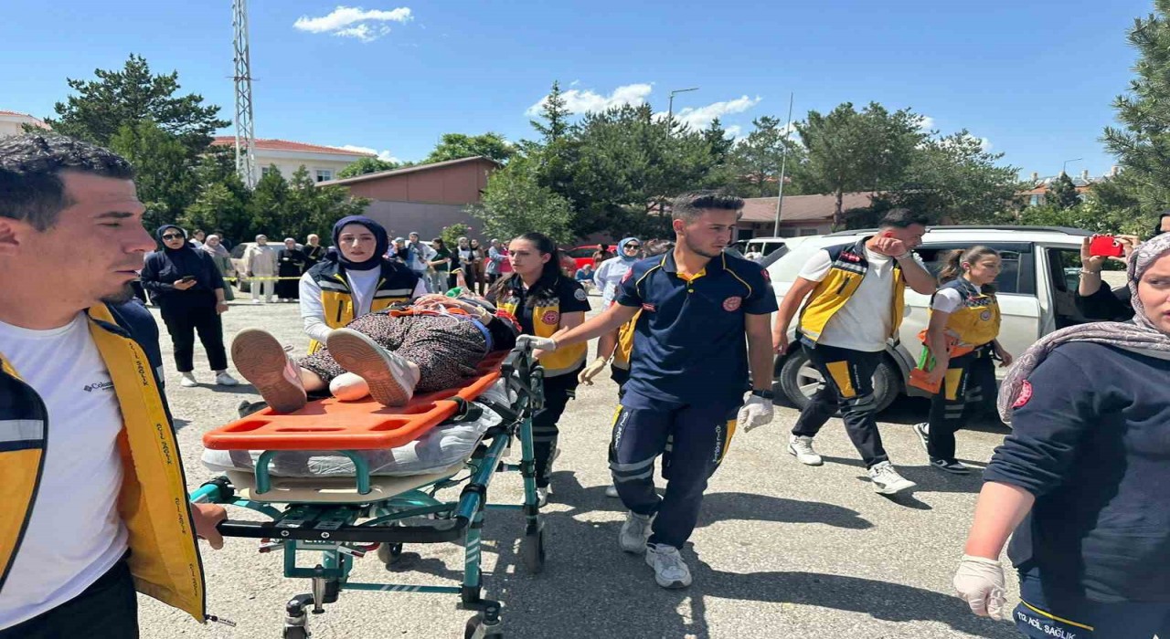 Öğrencilerden gerçeğini aratmayan tatbikat