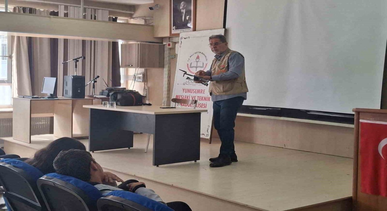 Öğrencilere drone dersi