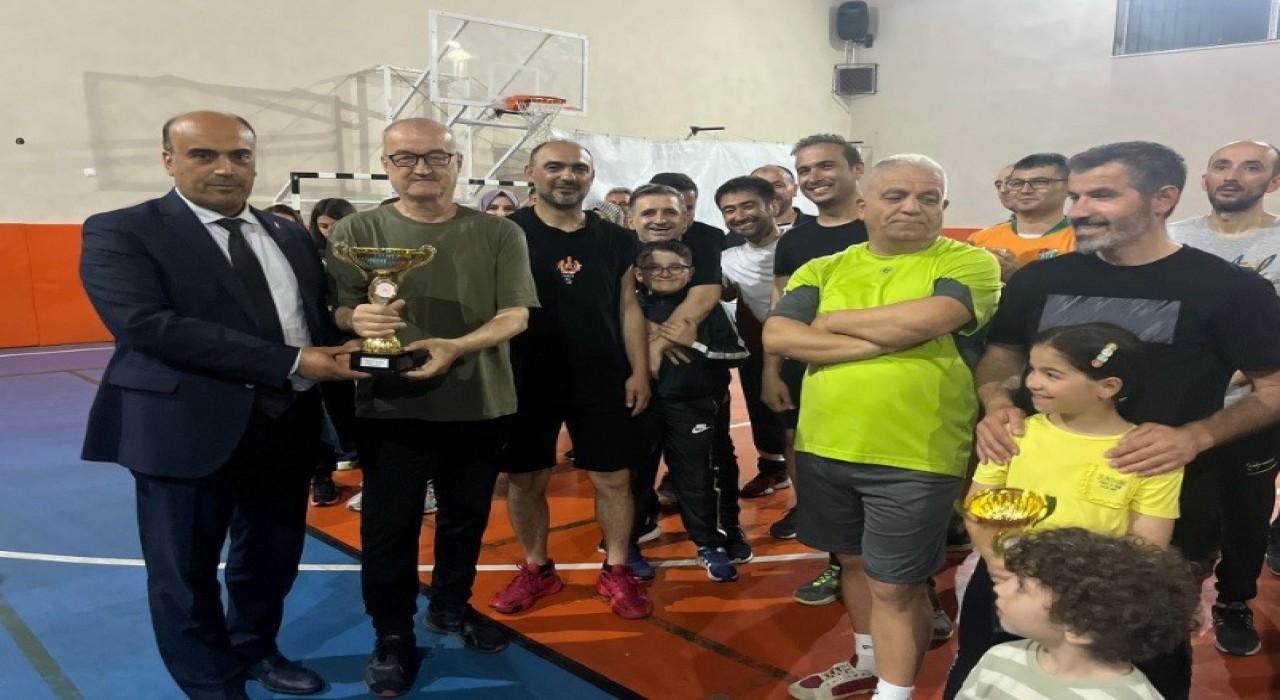 Öğretmenler arası voleybol turnuvası Tavşanlıda sona erdi