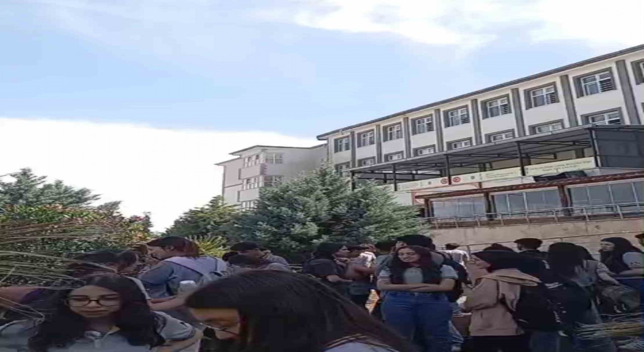 Okulda korkutan yangın