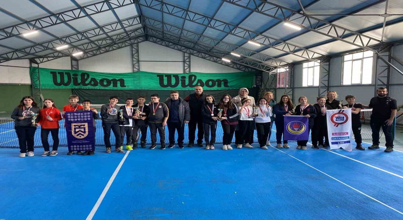 Okullar teniste yarıştı