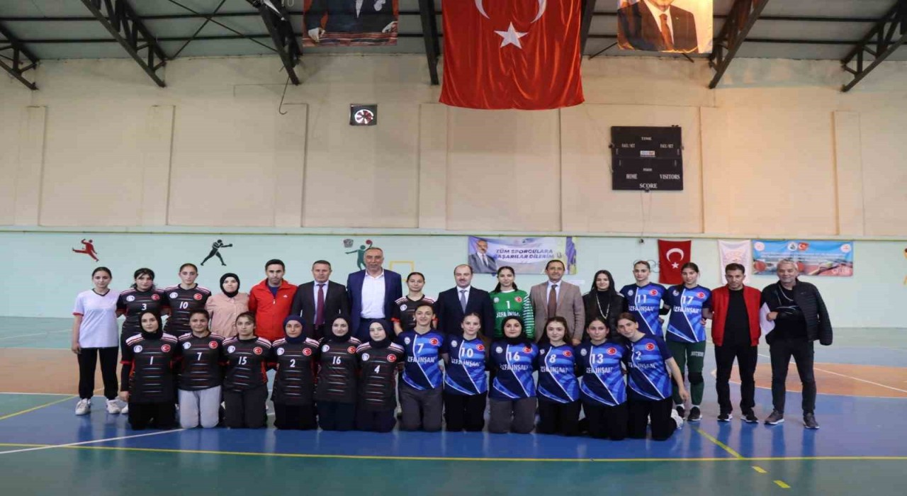 Oltuda hentbolun şampiyonu Oltu Anadolu Lisesi
