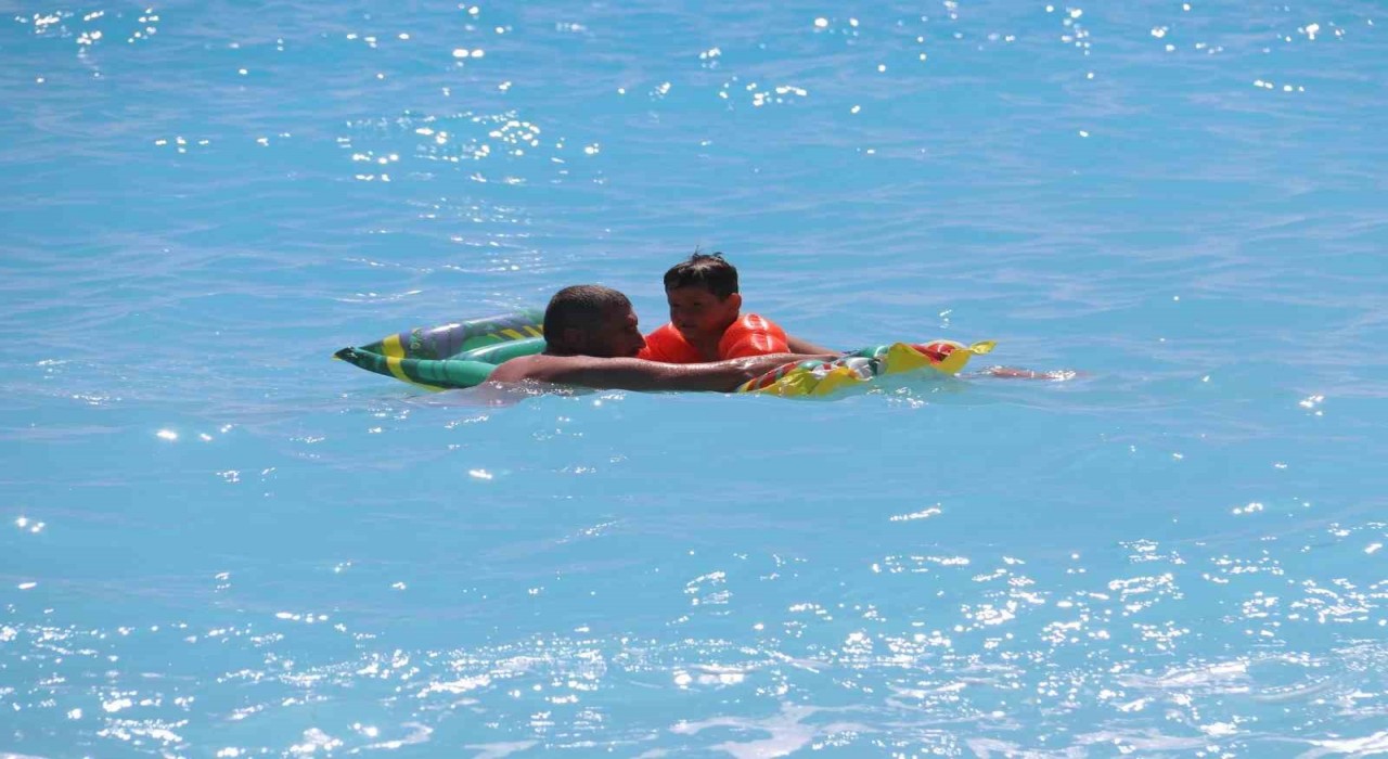 Ölüdenizde plajlarda sezon hareketliliği başladı