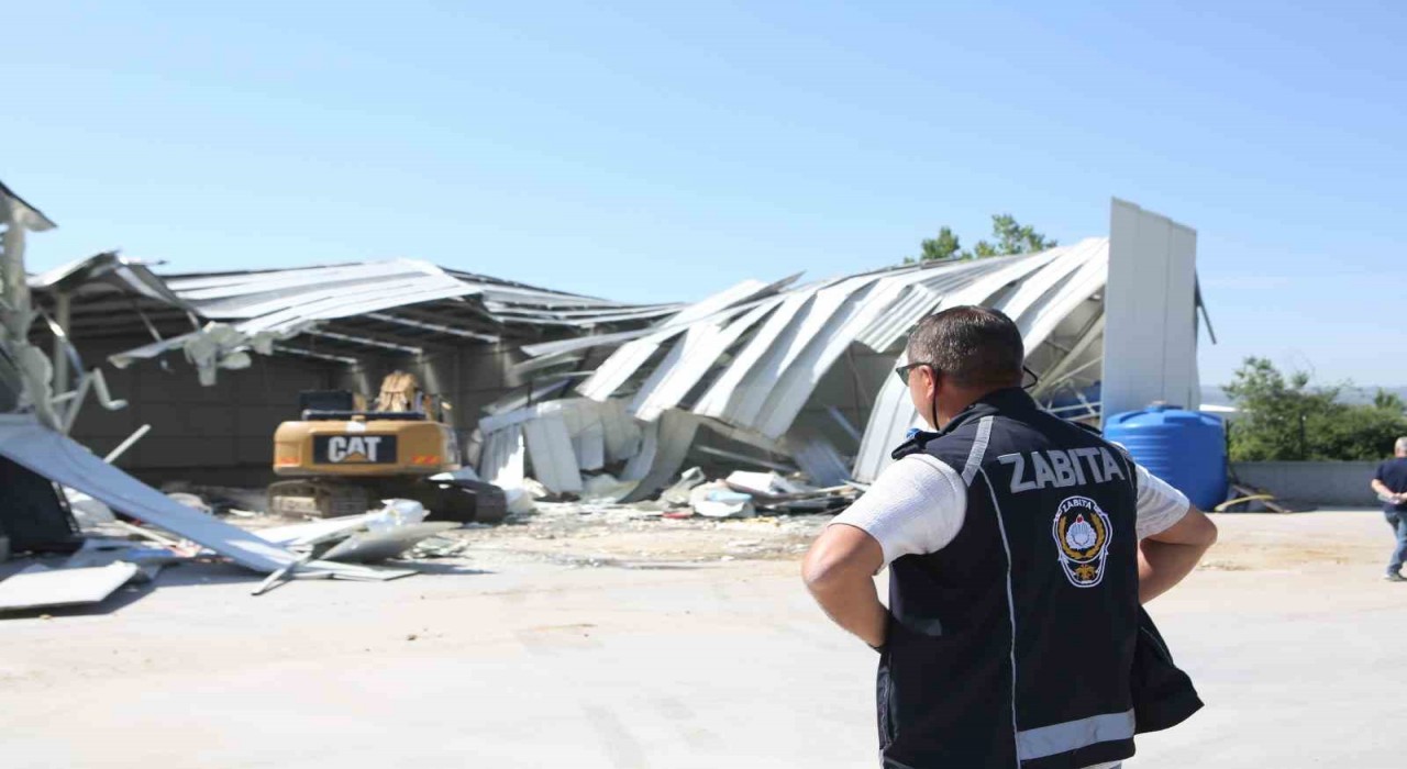 Onlar yapıyor, belediye yıkıyor