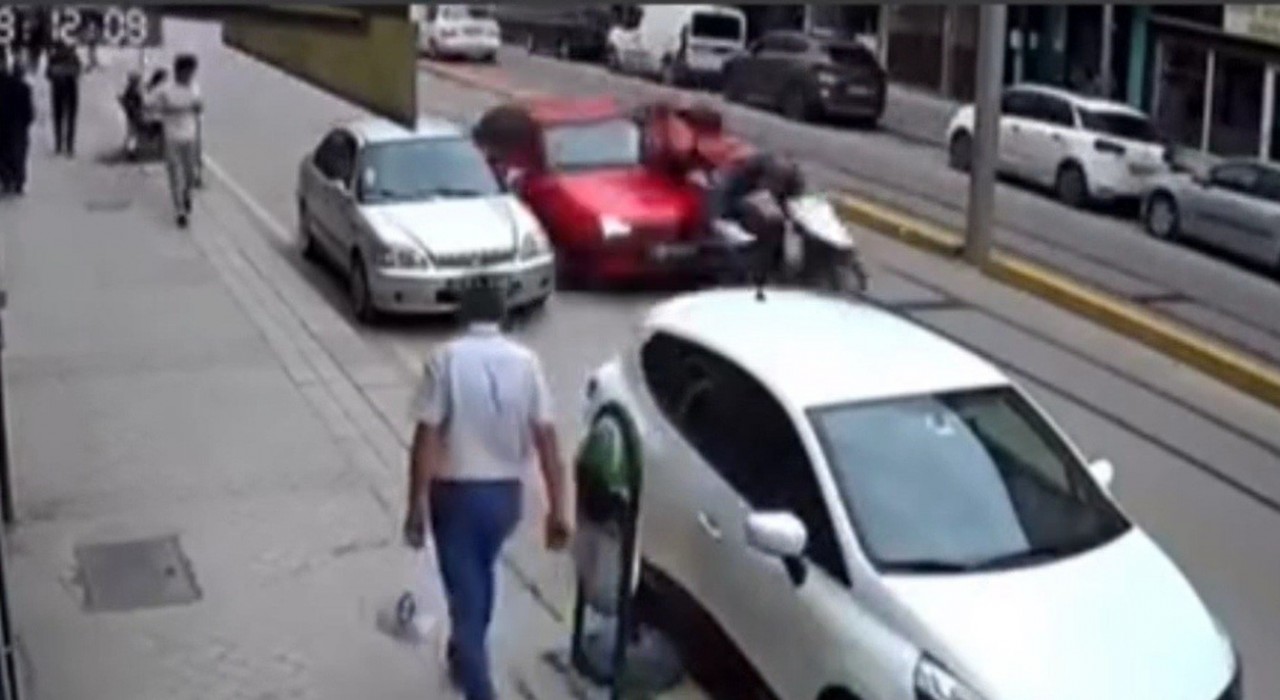 Önünde ilerleyen kuryeye çarptı, olay yerinden kaçtı